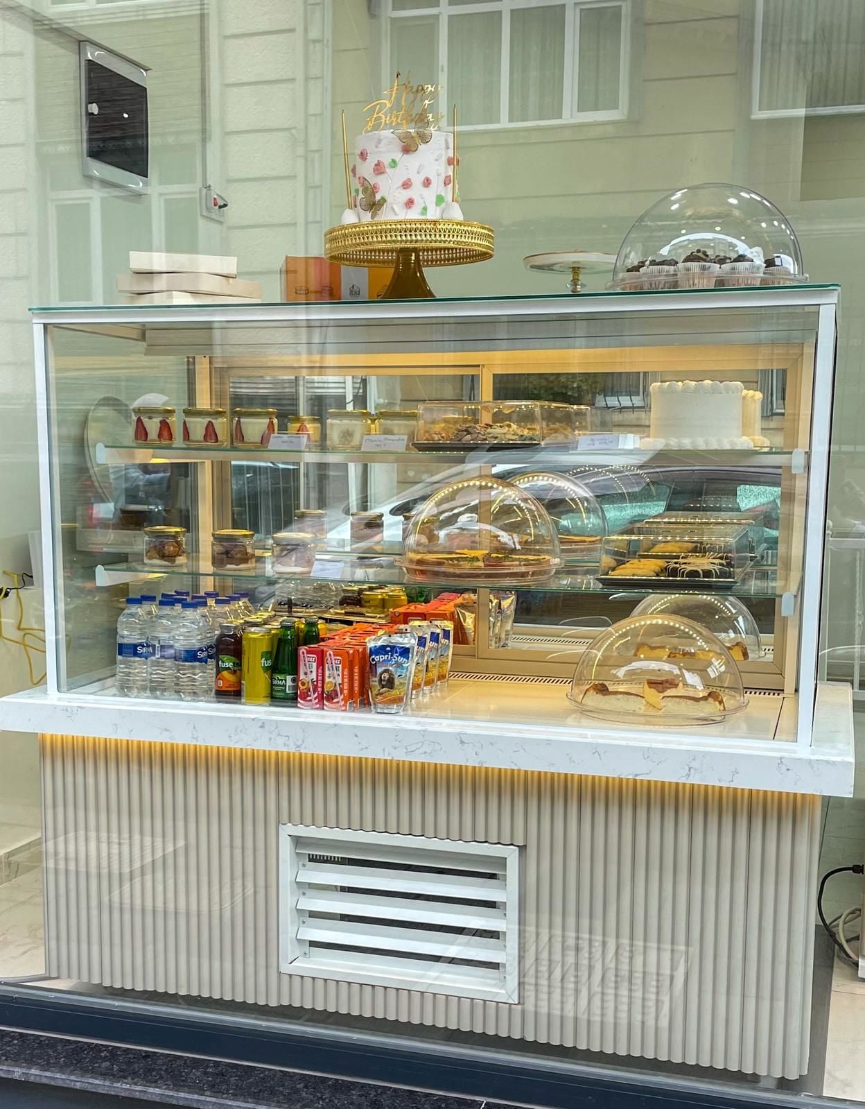 Pasta Dolabı Düz Camlı - Beyaz Çıta