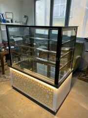 Pasta Dolabı Düz Camlı - Gold Beyaz Model