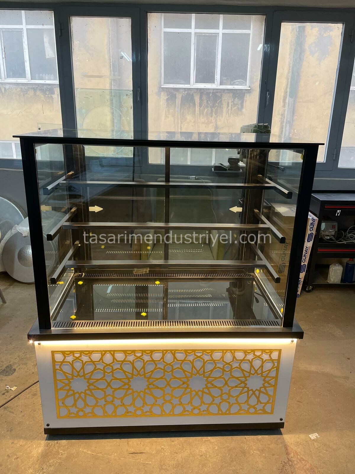 Pasta Dolabı Düz Camlı - Gold Beyaz Model